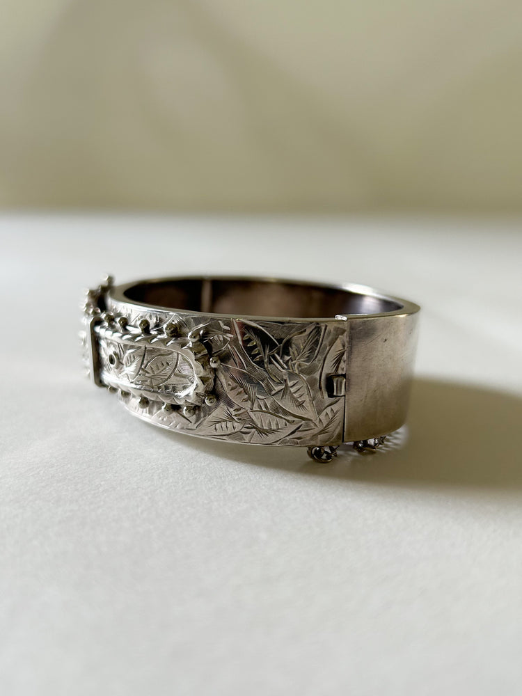 Side view of bangle, showing clasp