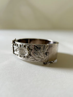 Side view of bangle, showing clasp