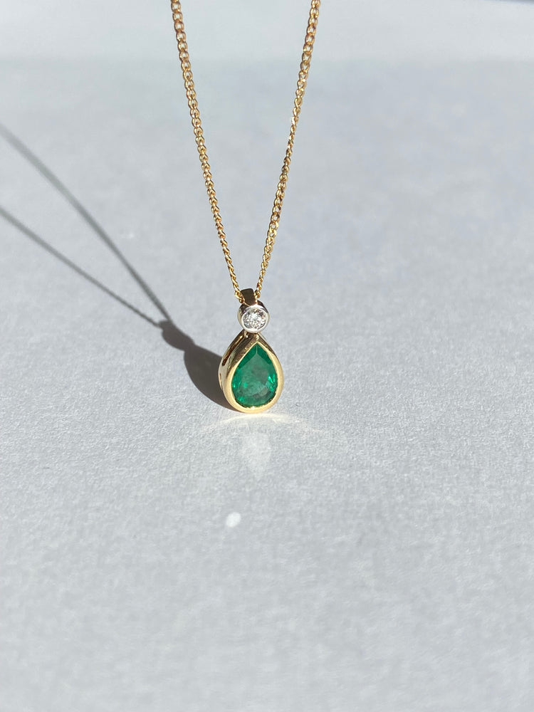 18ct yellow gold emerald & diamond pendant